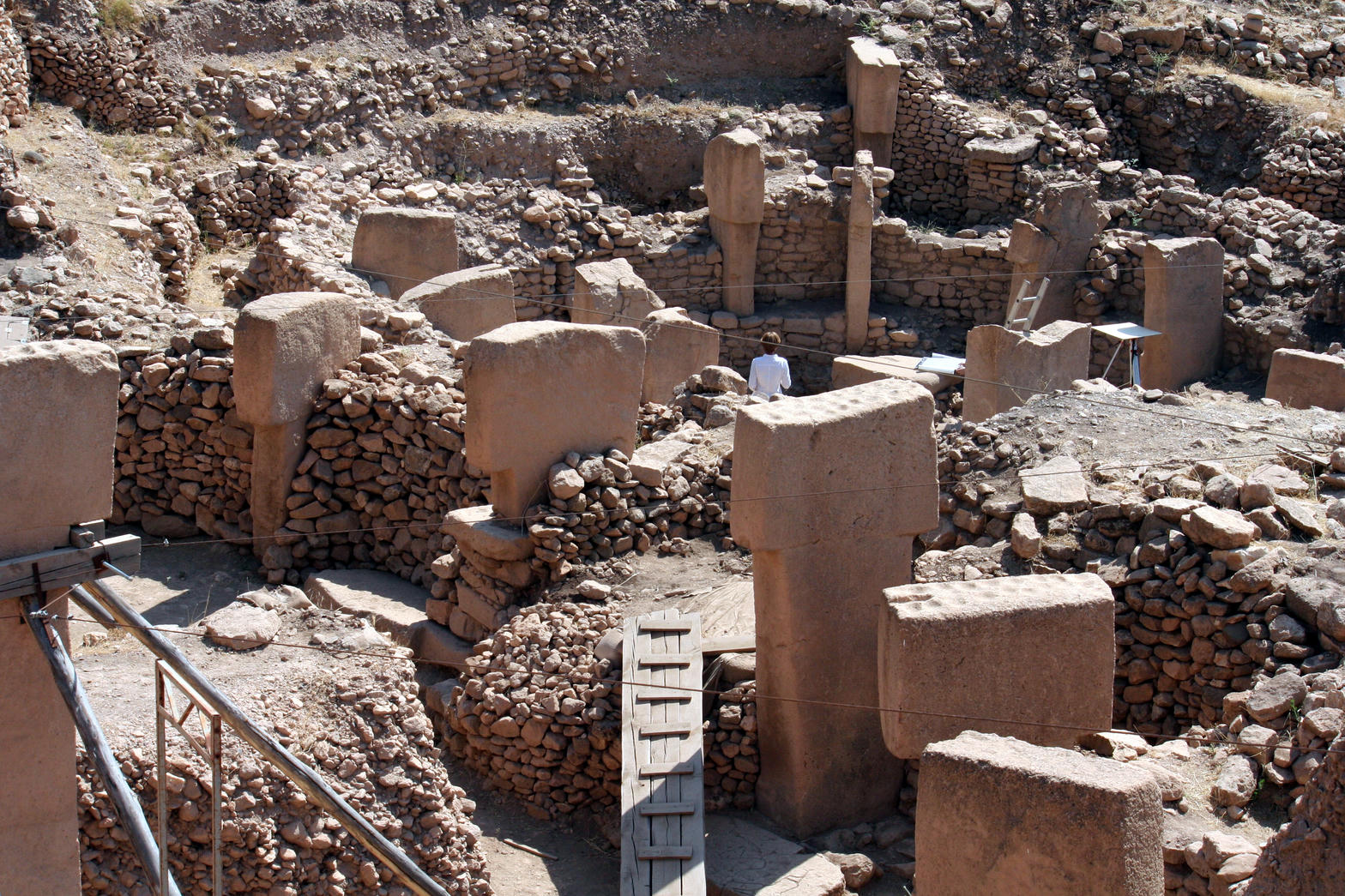 Widok na jeden z enclosures w Göbekli Tepe podczas wykopalisk.